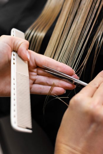 woman-getting-her-hair-cut-beauty-salon